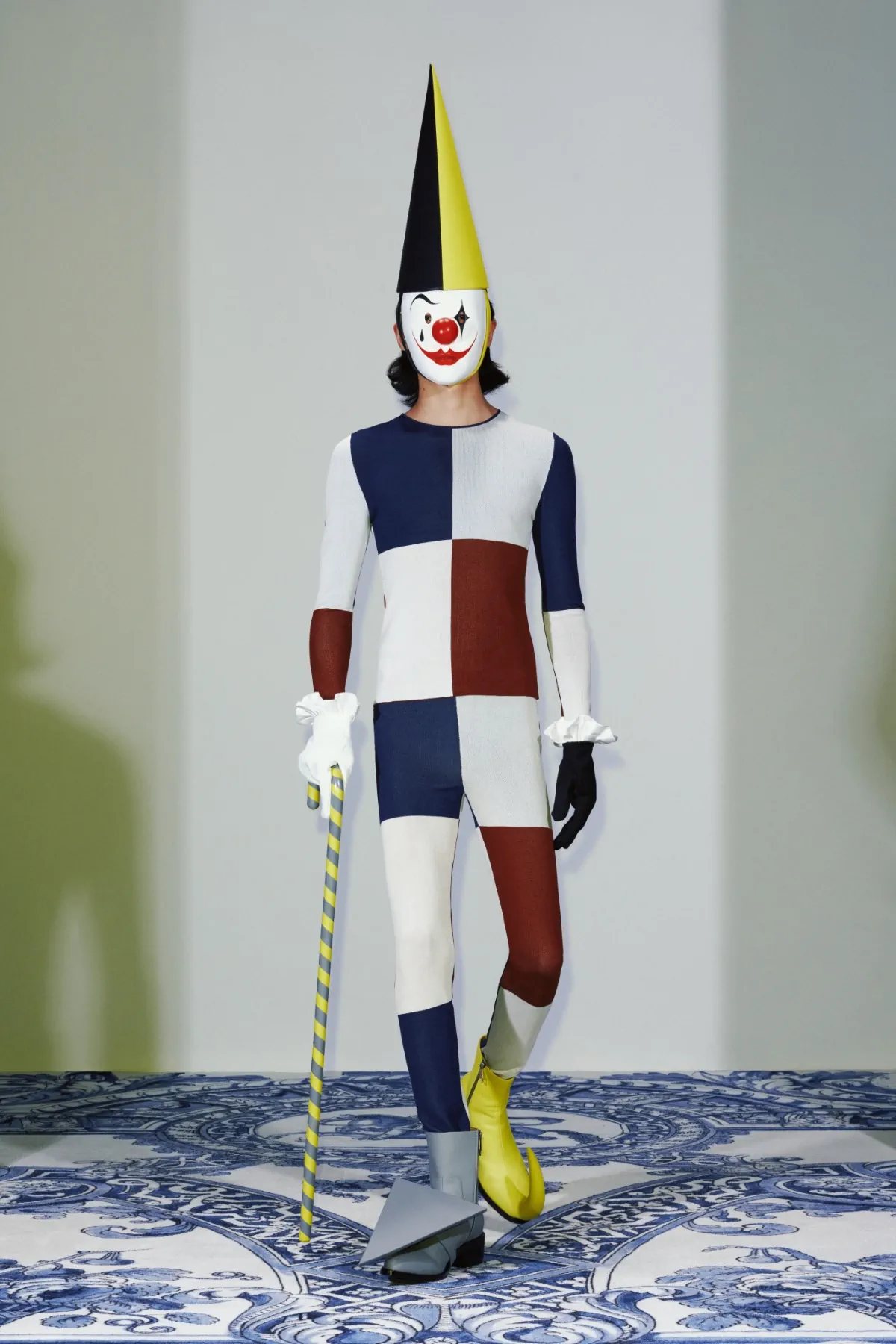 La collection Xander Zhou printemps 2025 allie l'élégance historique au flair futuriste