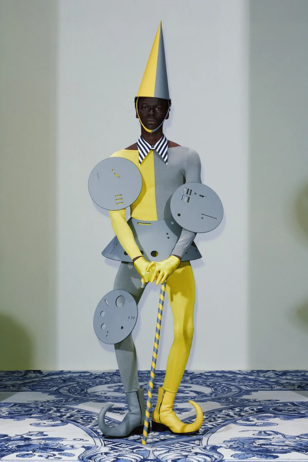 La collection Xander Zhou printemps 2025 allie l'élégance historique au flair futuriste