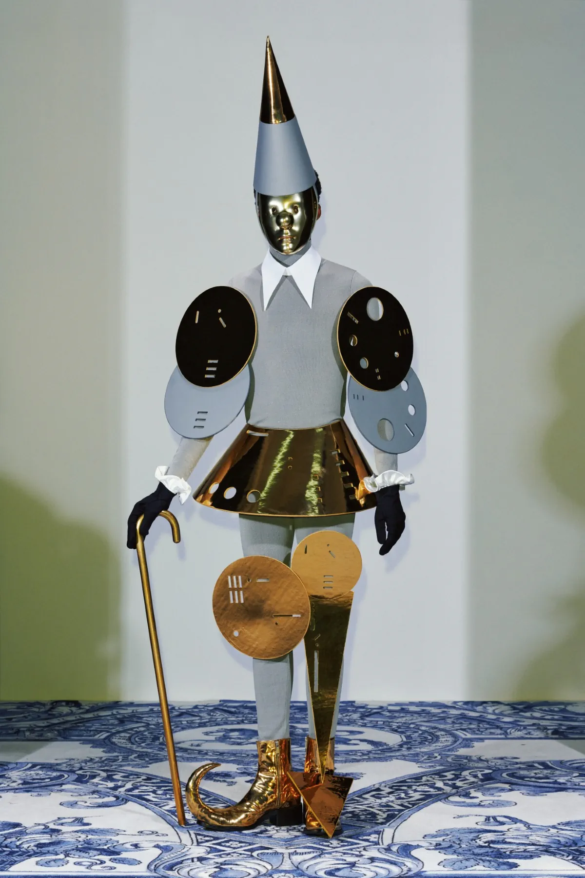 La collection Xander Zhou printemps 2025 allie l'élégance historique au flair futuriste