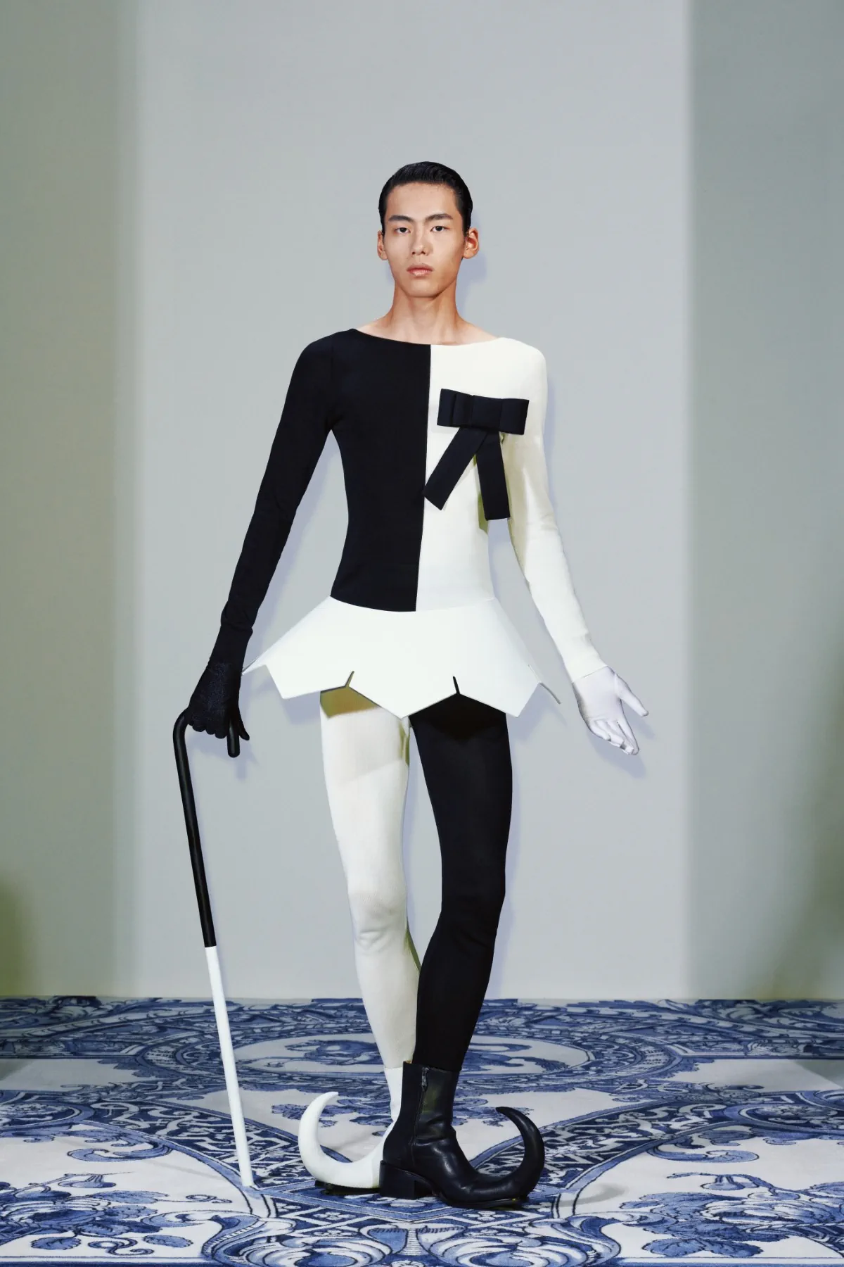La collection Xander Zhou printemps 2025 allie l'élégance historique au flair futuriste