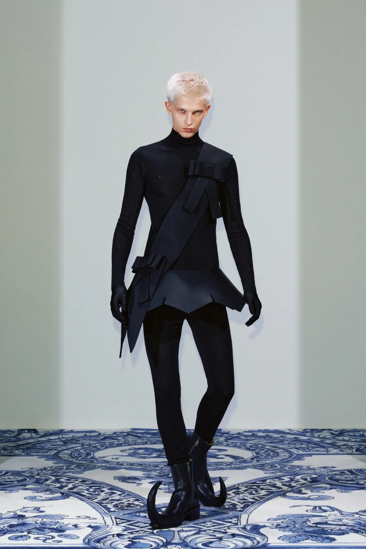 La collection Xander Zhou printemps 2025 allie l'élégance historique au flair futuriste