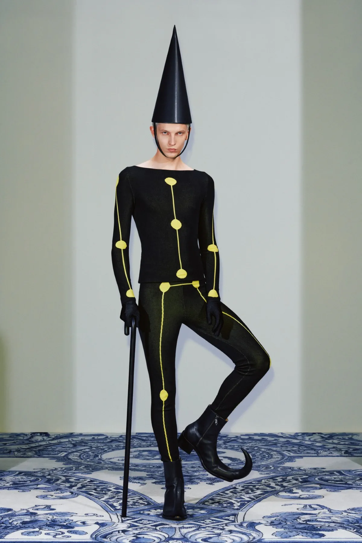 La collection Xander Zhou printemps 2025 allie l'élégance historique au flair futuriste