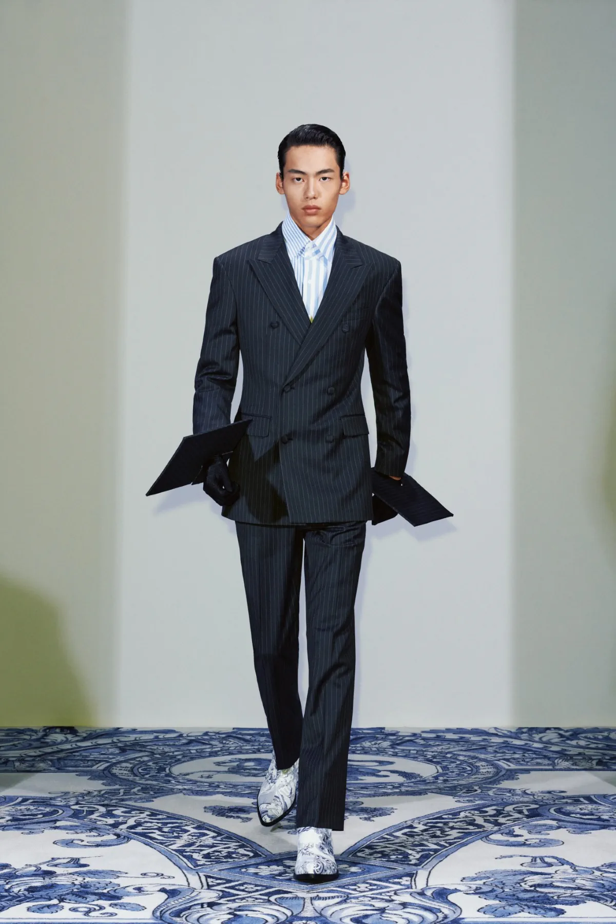 La collection Xander Zhou printemps 2025 allie l'élégance historique au flair futuriste