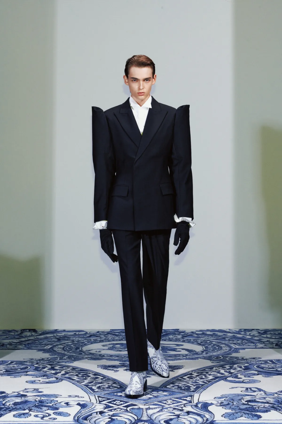 La collection Xander Zhou printemps 2025 allie l'élégance historique au flair futuriste