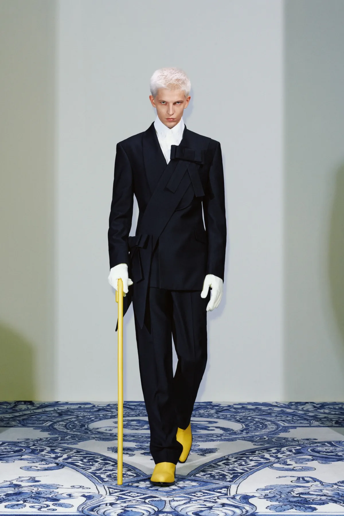 La collection Xander Zhou printemps 2025 allie l'élégance historique au flair futuriste