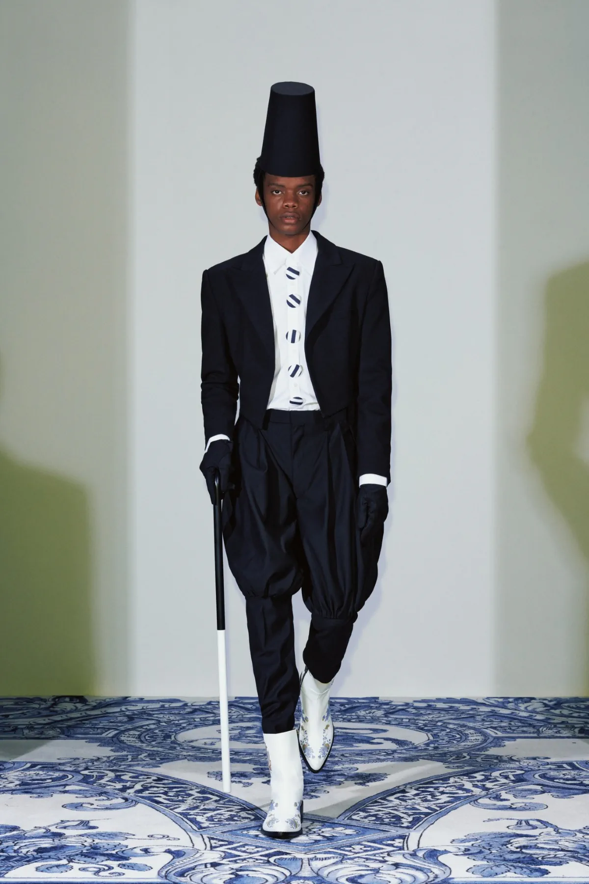 La collection Xander Zhou printemps 2025 allie l'élégance historique au flair futuriste