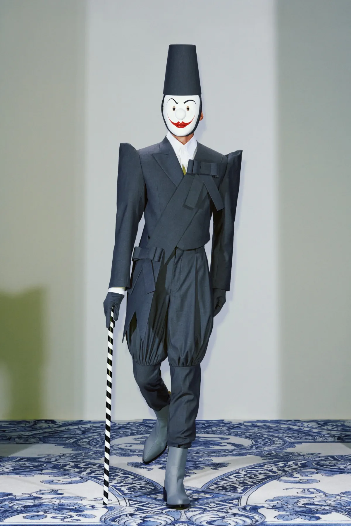 La collection Xander Zhou printemps 2025 allie l'élégance historique au flair futuriste