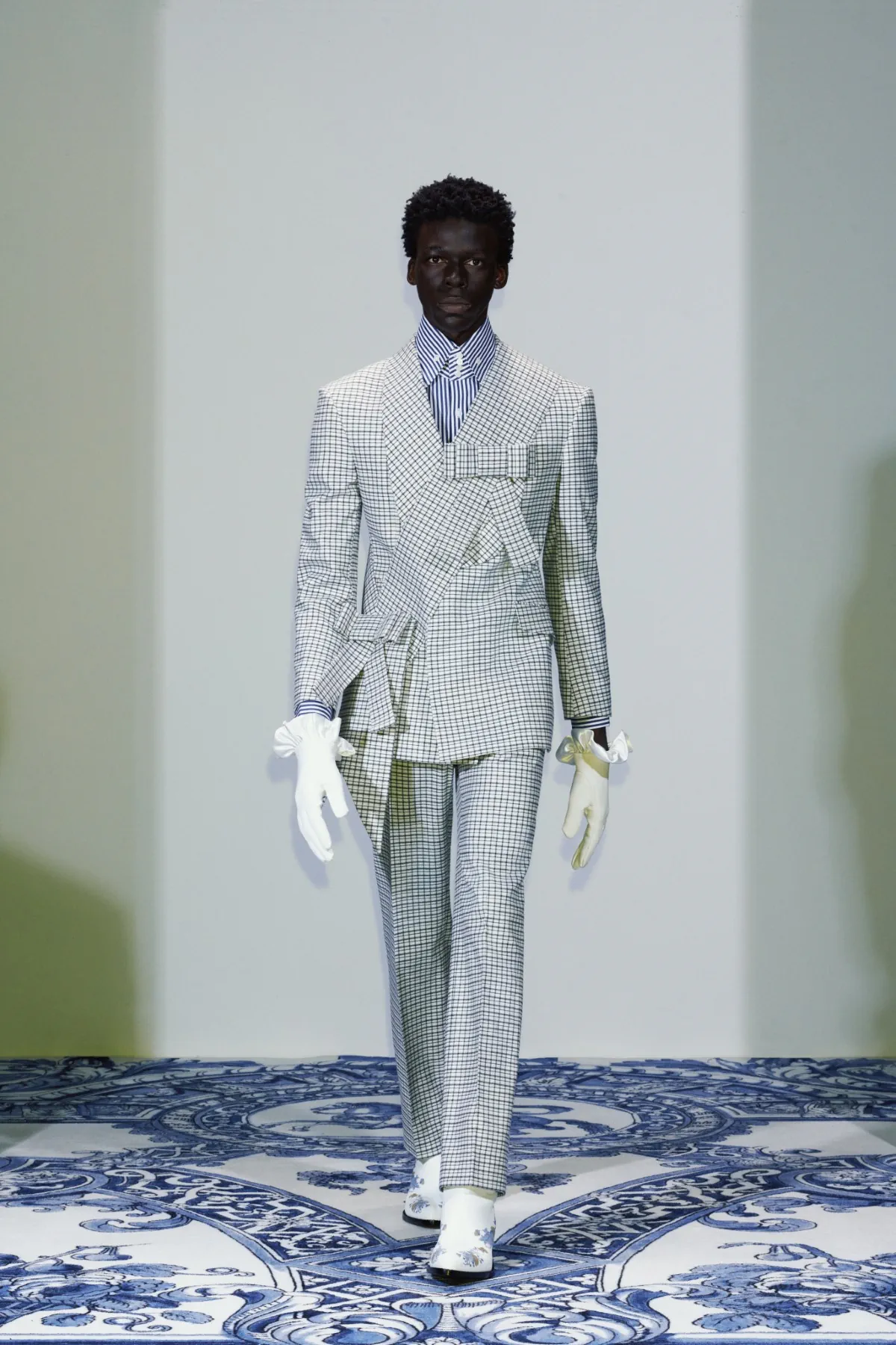 La collection Xander Zhou printemps 2025 allie l'élégance historique au flair futuriste