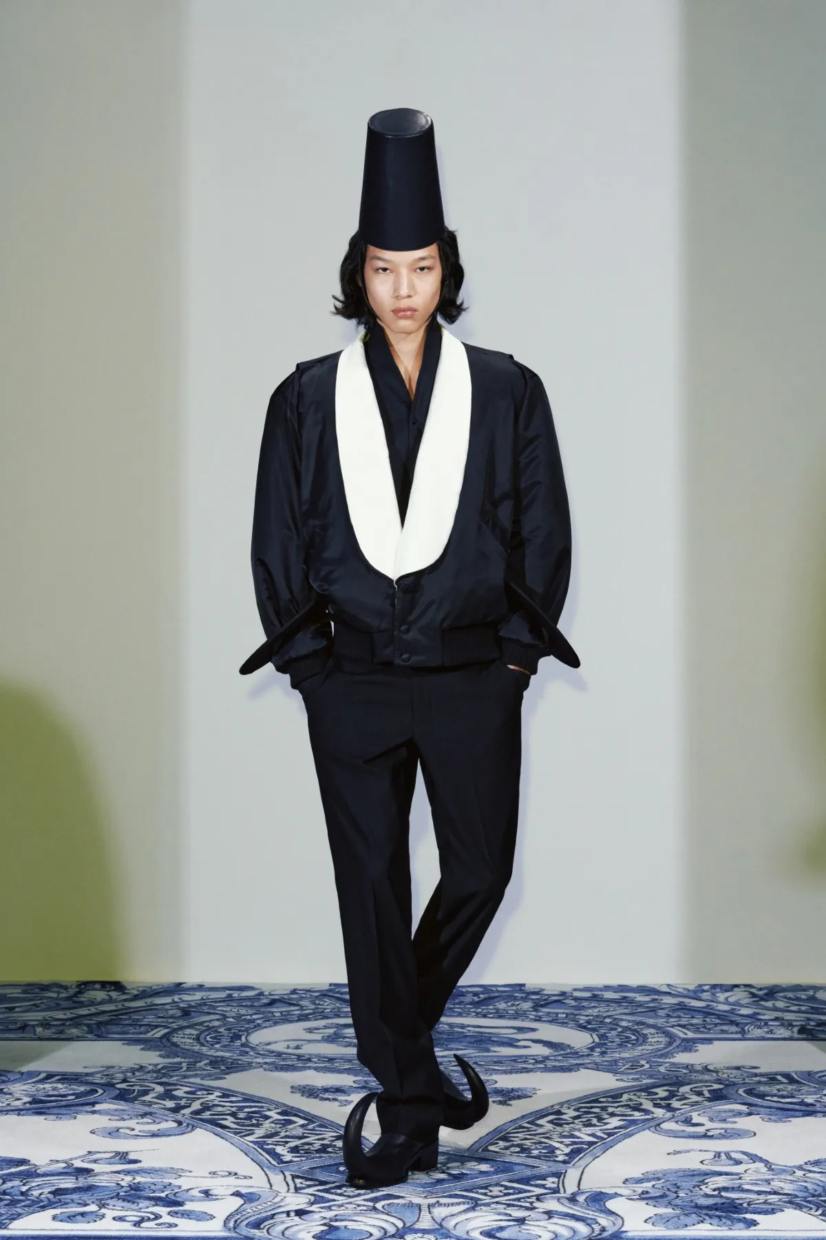 La collection Xander Zhou printemps 2025 allie l'élégance historique au flair futuriste