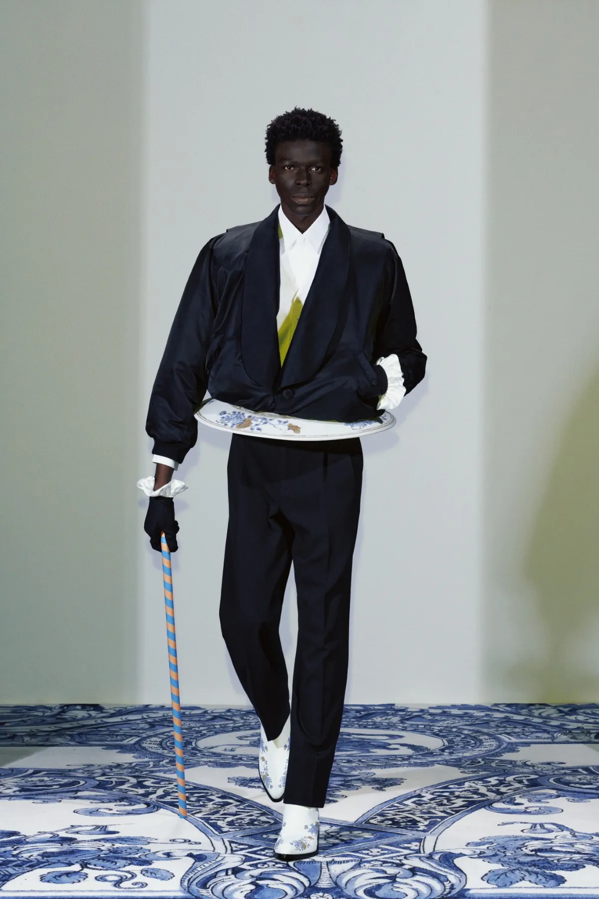 La collection Xander Zhou printemps 2025 allie l'élégance historique au flair futuriste