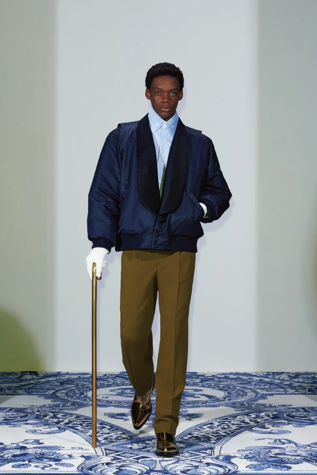 La collection Xander Zhou printemps 2025 allie l'élégance historique au flair futuriste