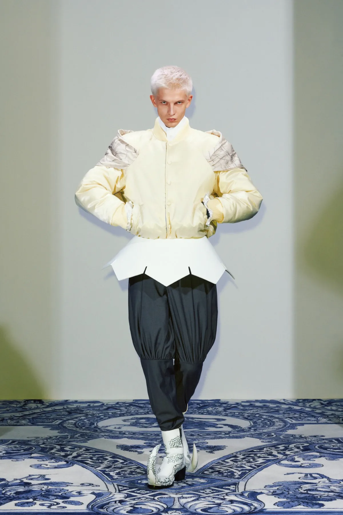 La collection Xander Zhou printemps 2025 allie l'élégance historique au flair futuriste