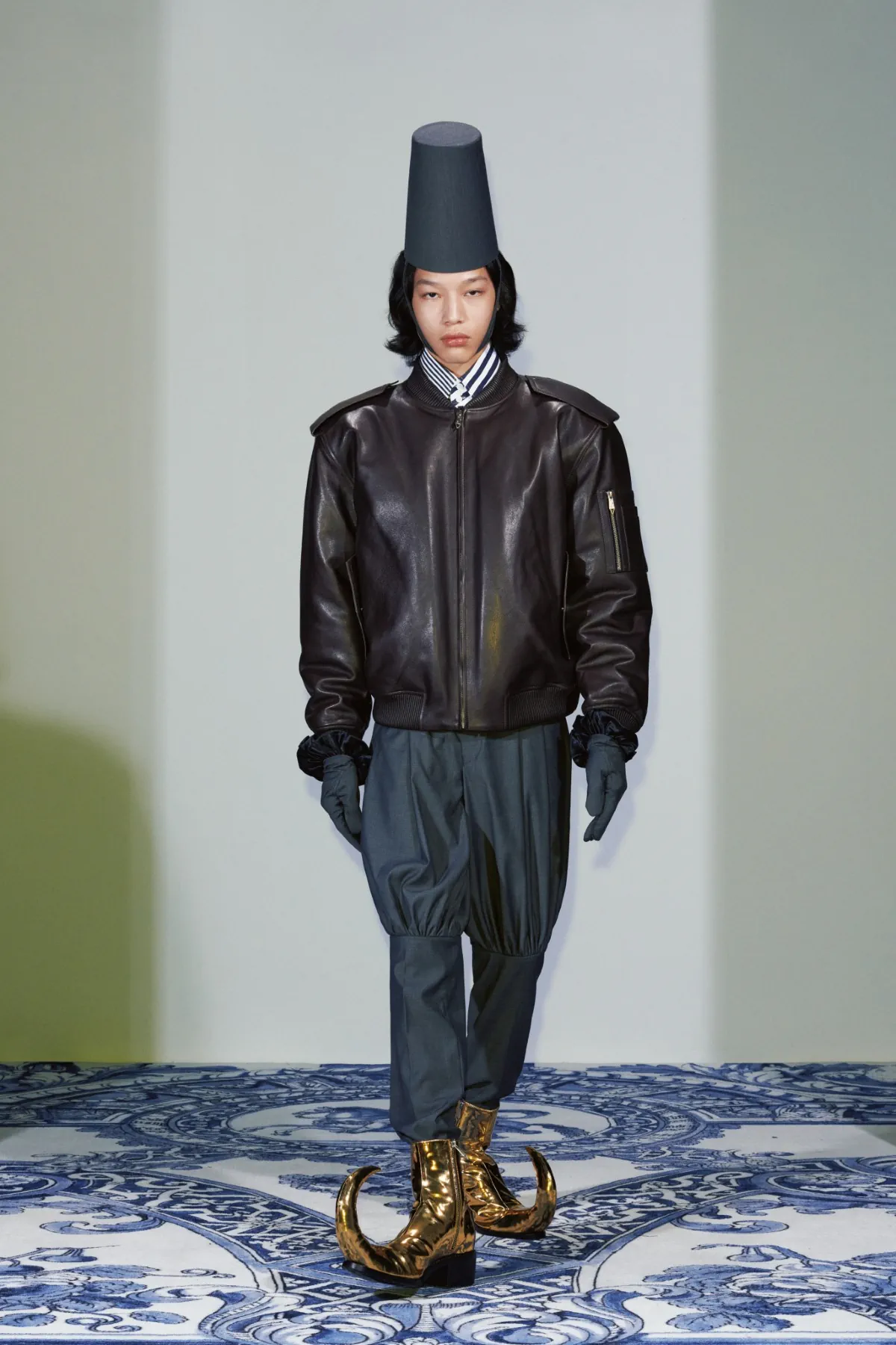 La collection Xander Zhou printemps 2025 allie l'élégance historique au flair futuriste