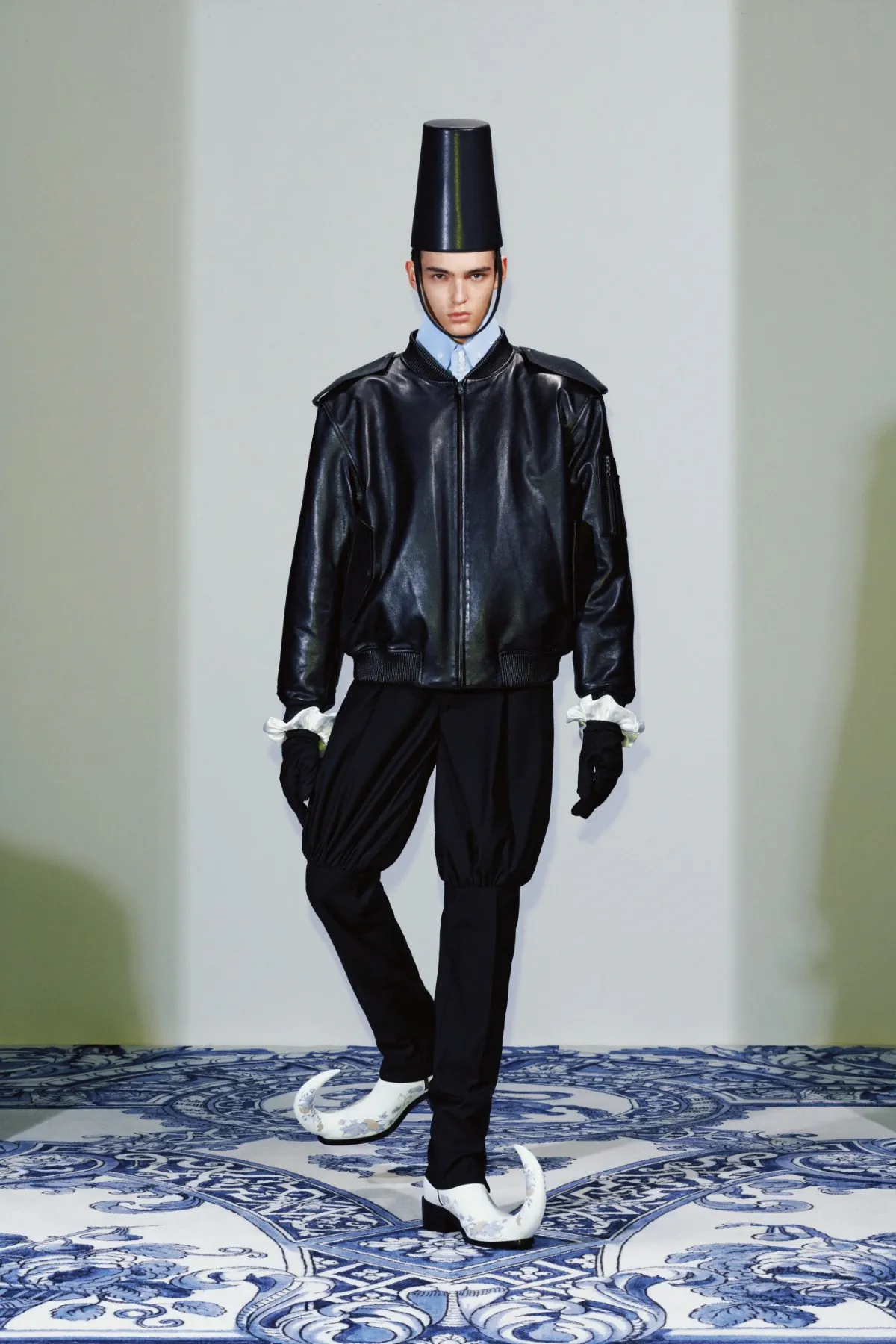 La collection Xander Zhou printemps 2025 allie l'élégance historique au flair futuriste