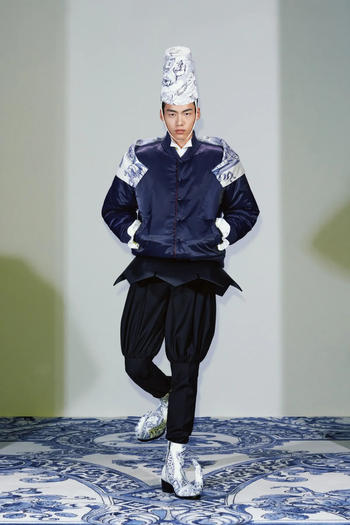 La collection Xander Zhou printemps 2025 allie l'élégance historique au flair futuriste