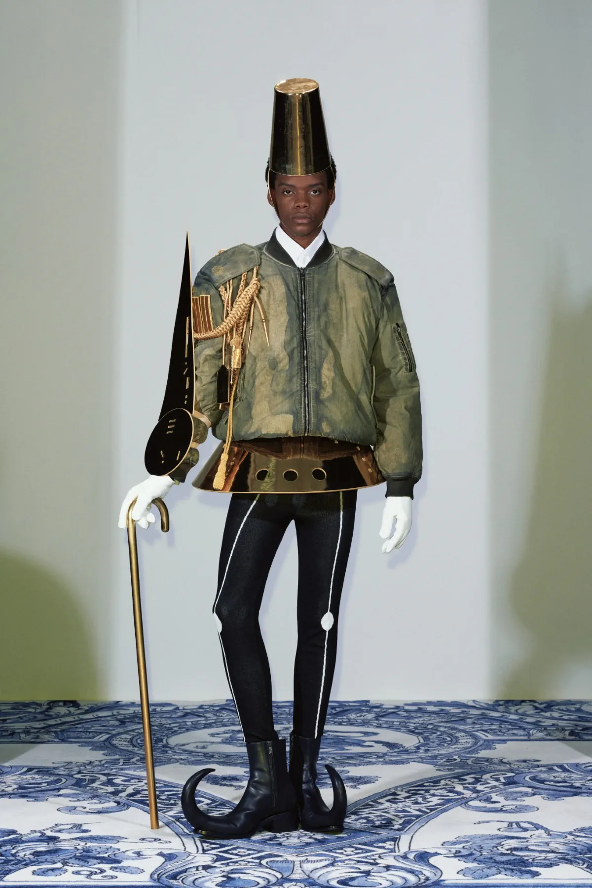 La collection Xander Zhou printemps 2025 allie l'élégance historique au flair futuriste