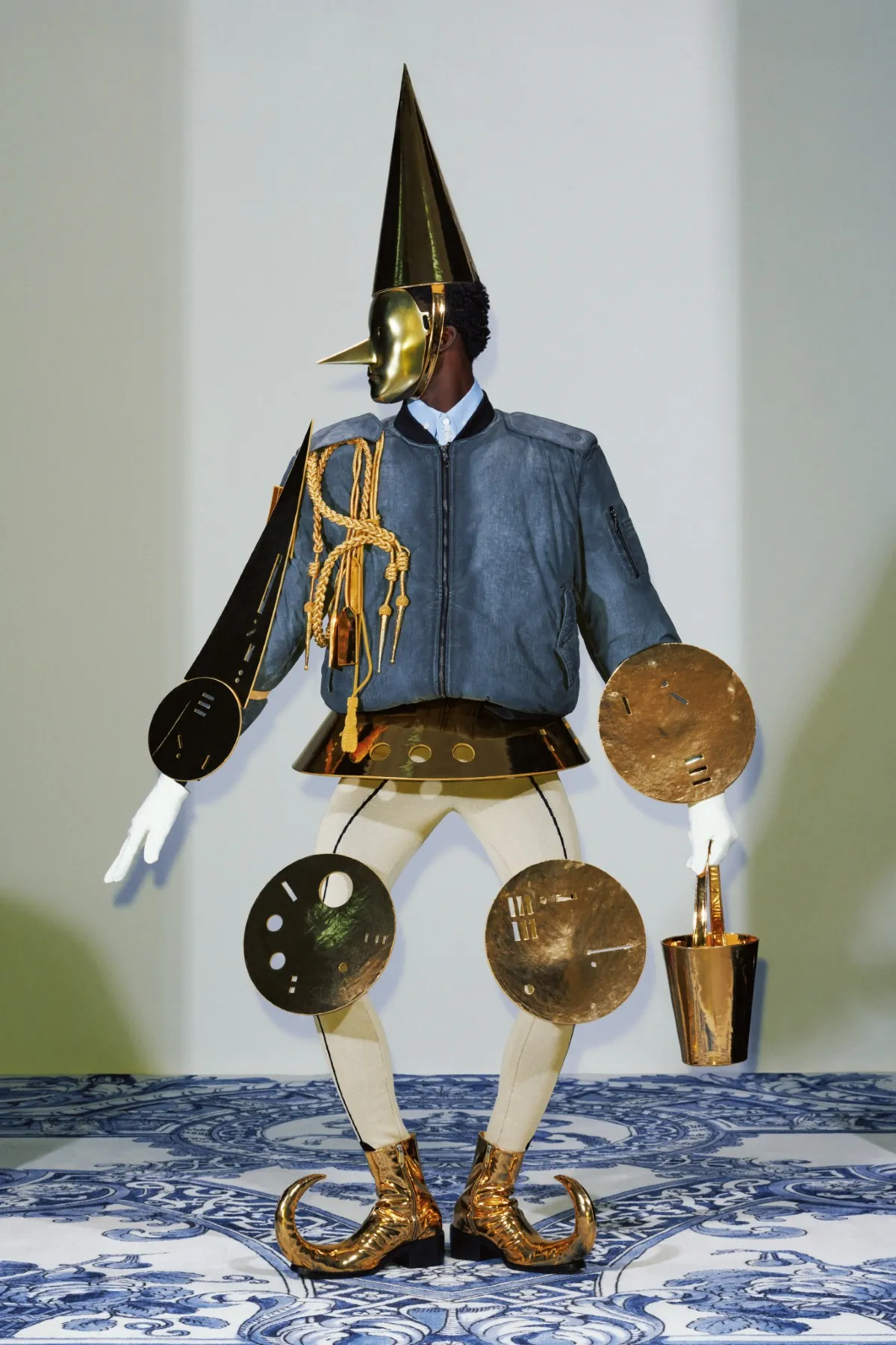 La collection Xander Zhou printemps 2025 allie l'élégance historique au flair futuriste