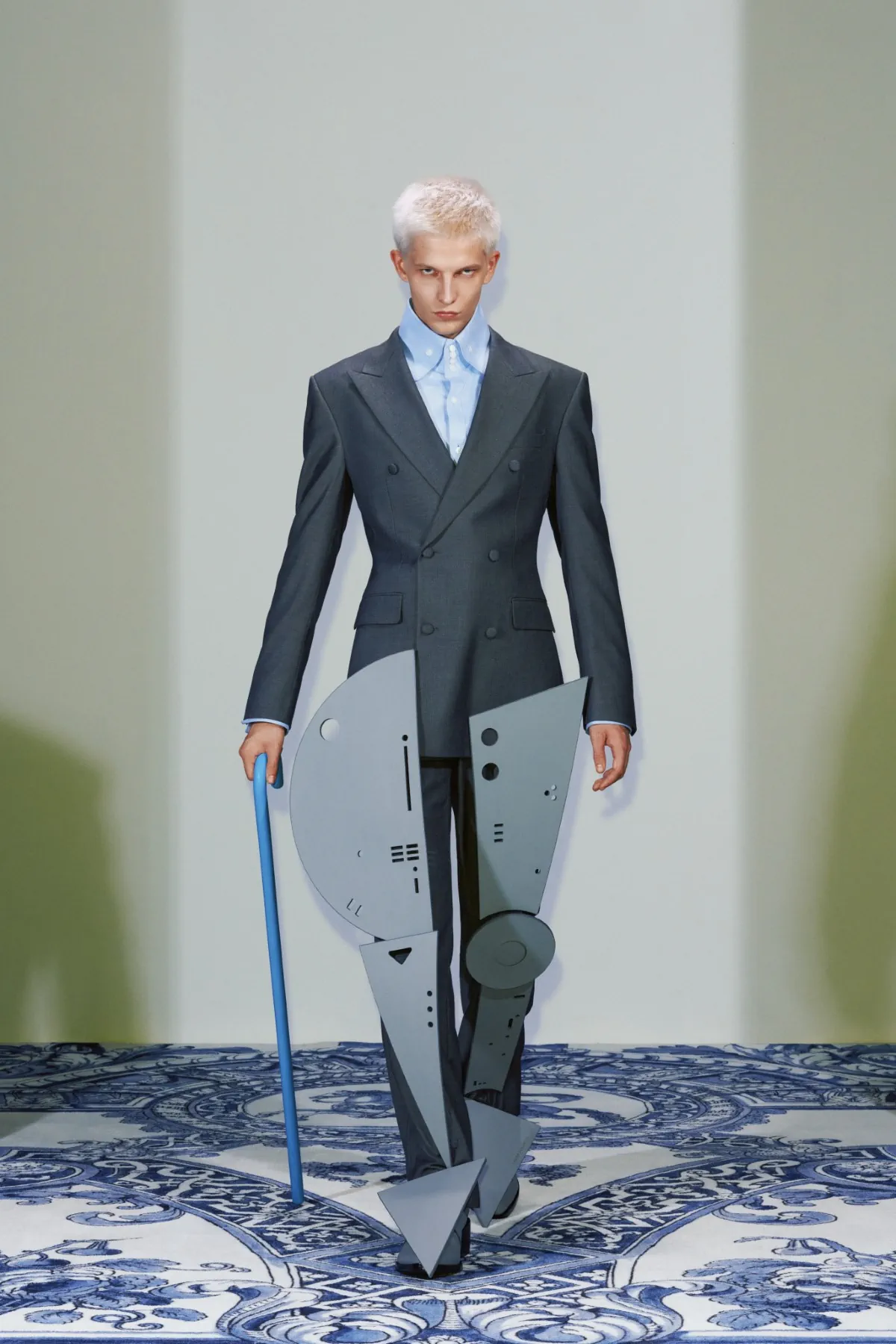 La collection Xander Zhou printemps 2025 allie l'élégance historique au flair futuriste