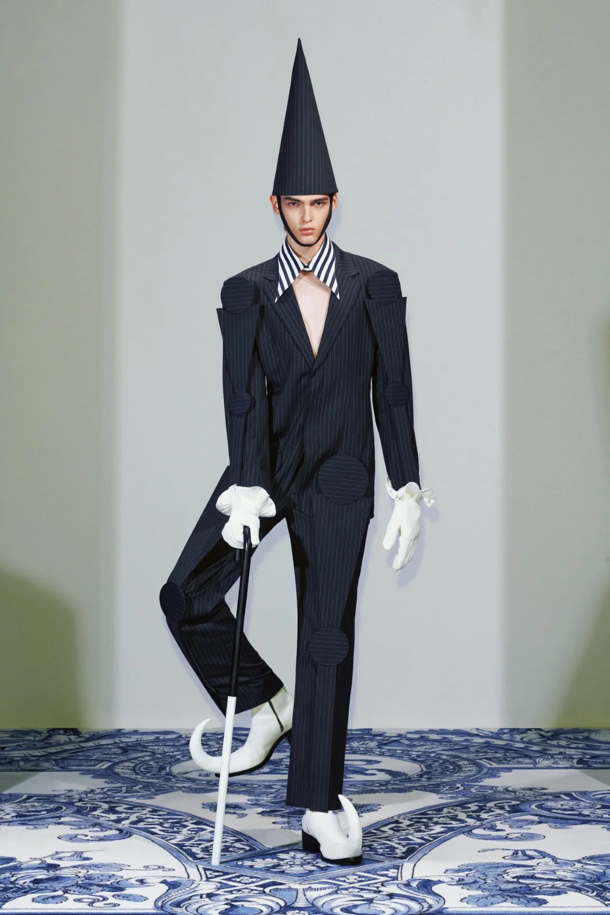 La collection Xander Zhou printemps 2025 allie l'élégance historique au flair futuriste