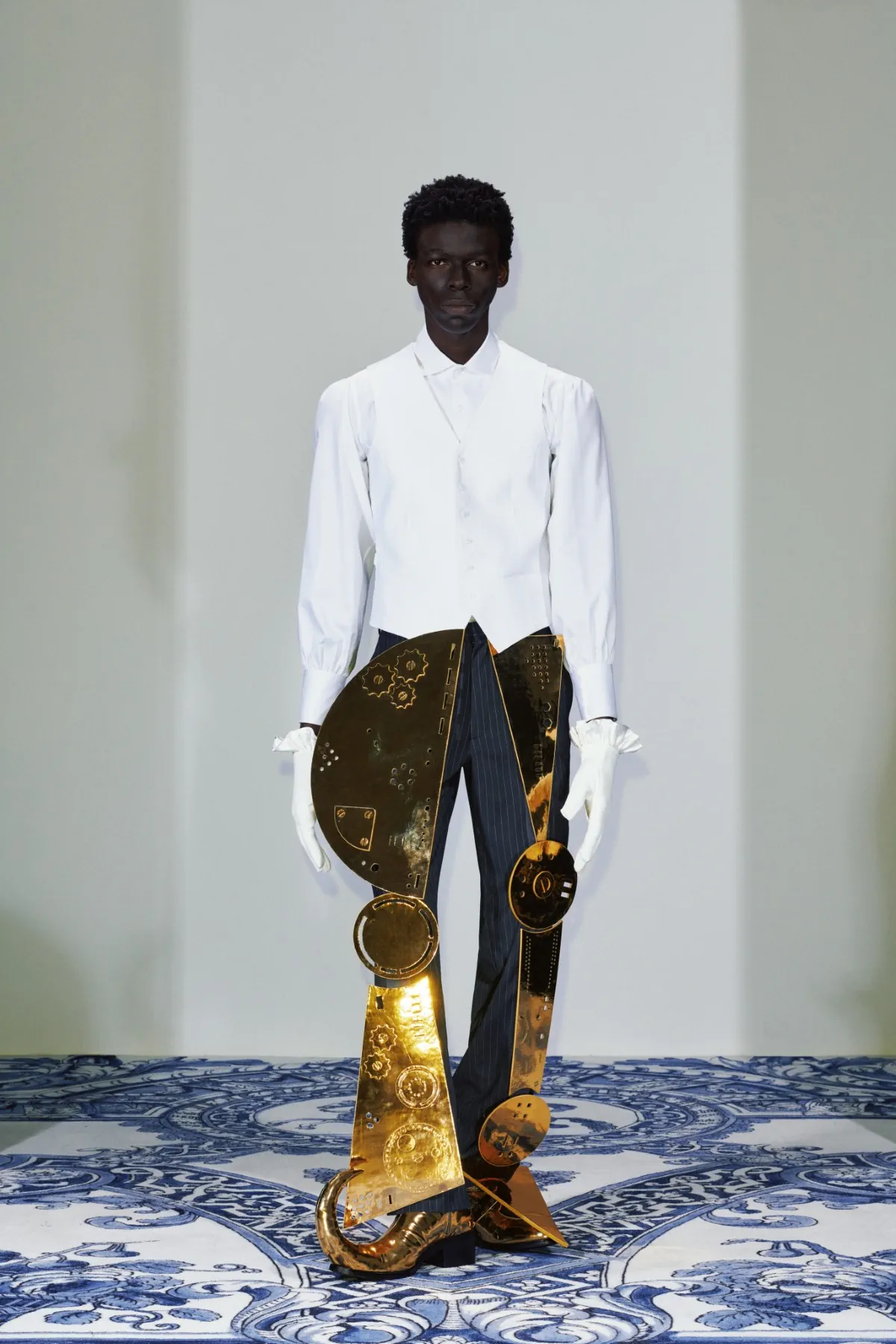 La collection Xander Zhou printemps 2025 allie l'élégance historique au flair futuriste