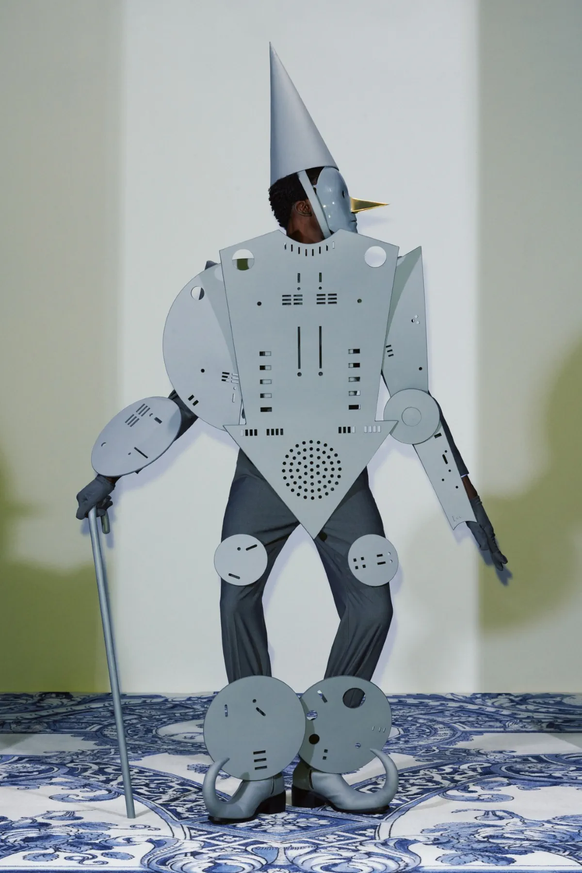 La collection Xander Zhou printemps 2025 allie l'élégance historique au flair futuriste