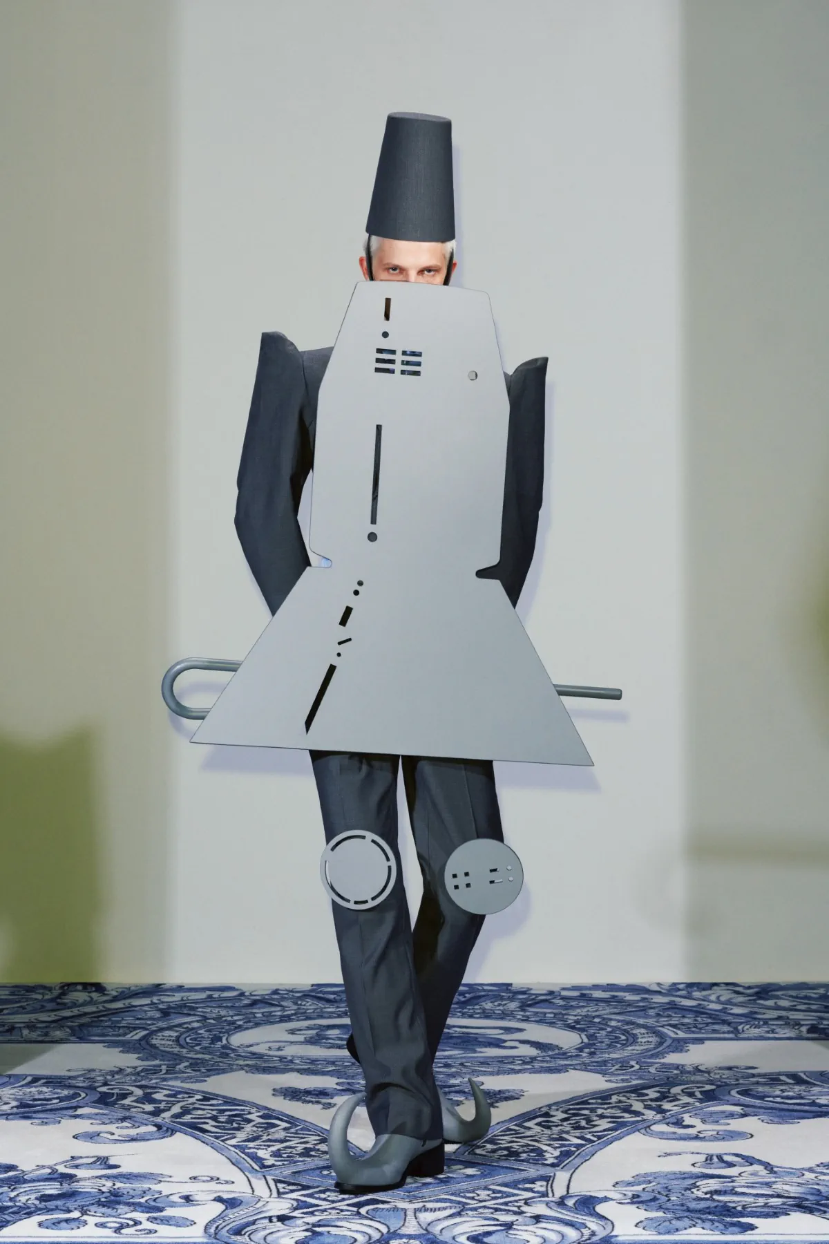 La collection Xander Zhou printemps 2025 allie l'élégance historique au flair futuriste