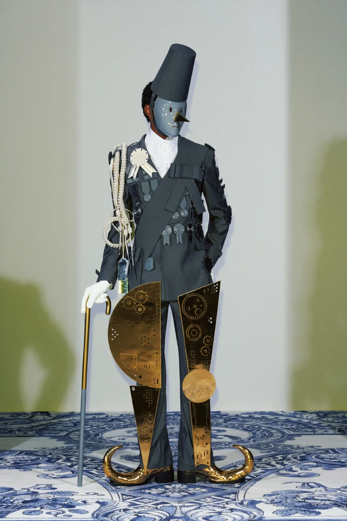 La collection Xander Zhou printemps 2025 allie l'élégance historique au flair futuriste