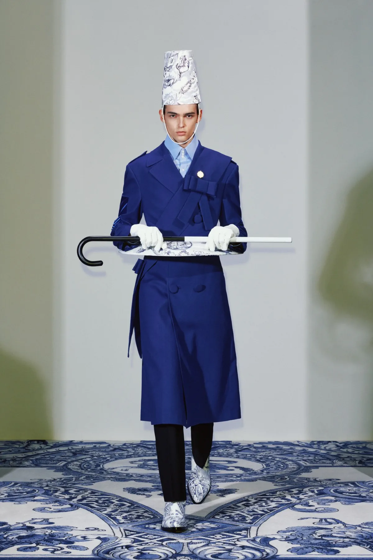 La collection Xander Zhou printemps 2025 allie l'élégance historique au flair futuriste