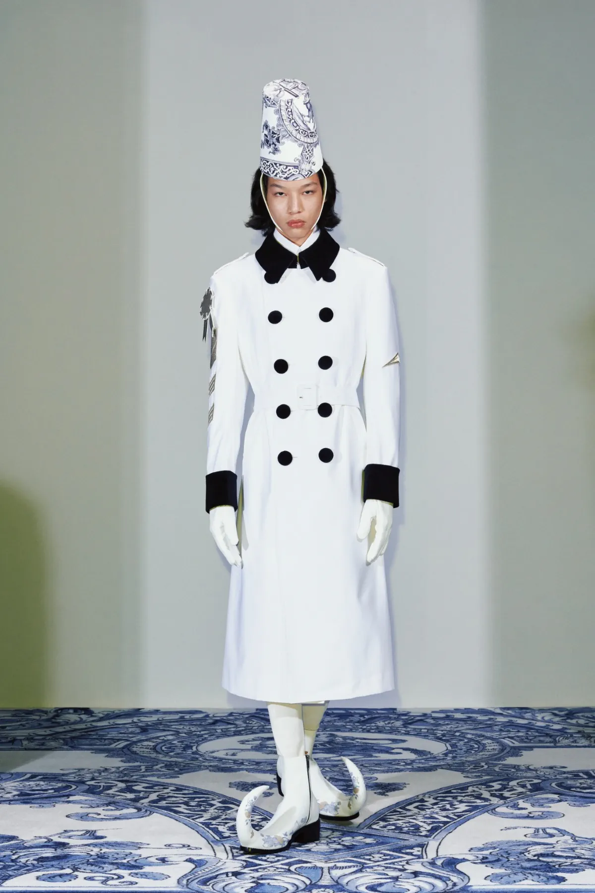 La collection Xander Zhou printemps 2025 allie l'élégance historique au flair futuriste