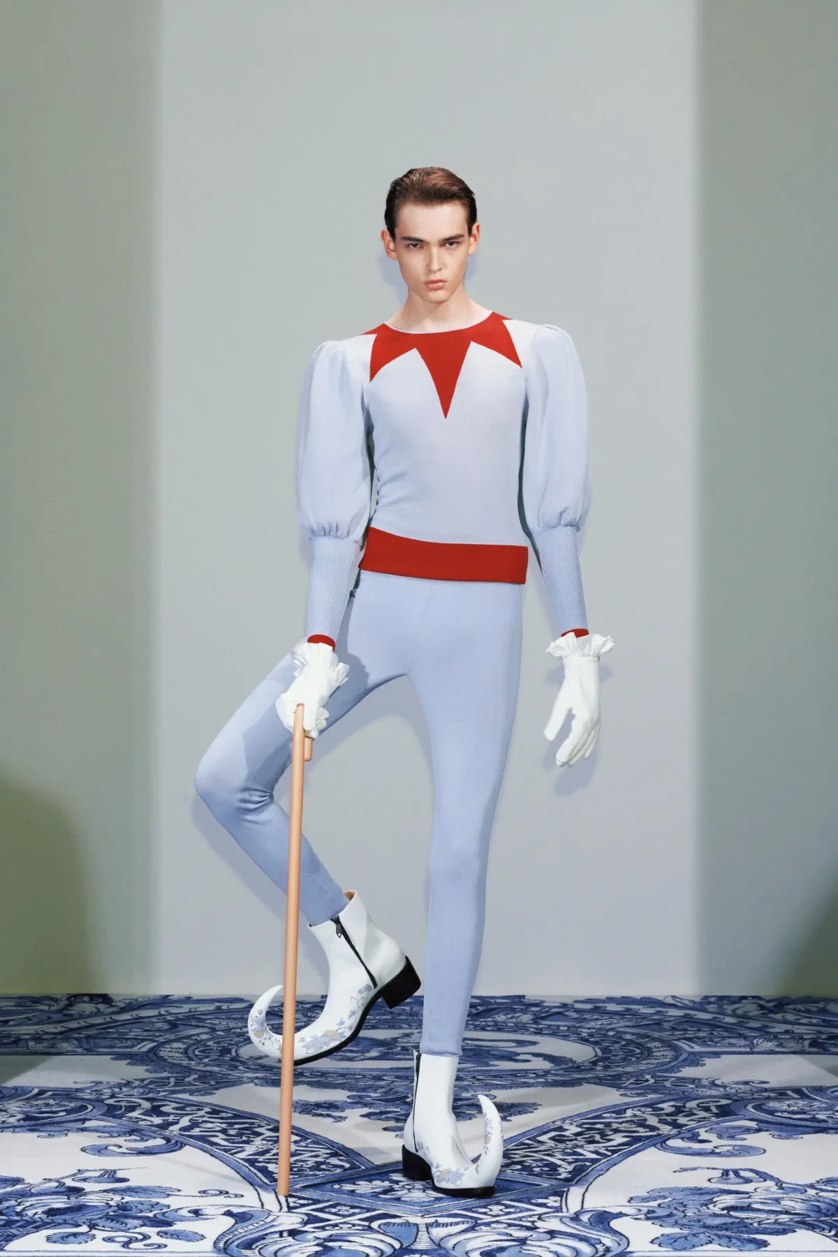 La collection Xander Zhou printemps 2025 allie l'élégance historique au flair futuriste