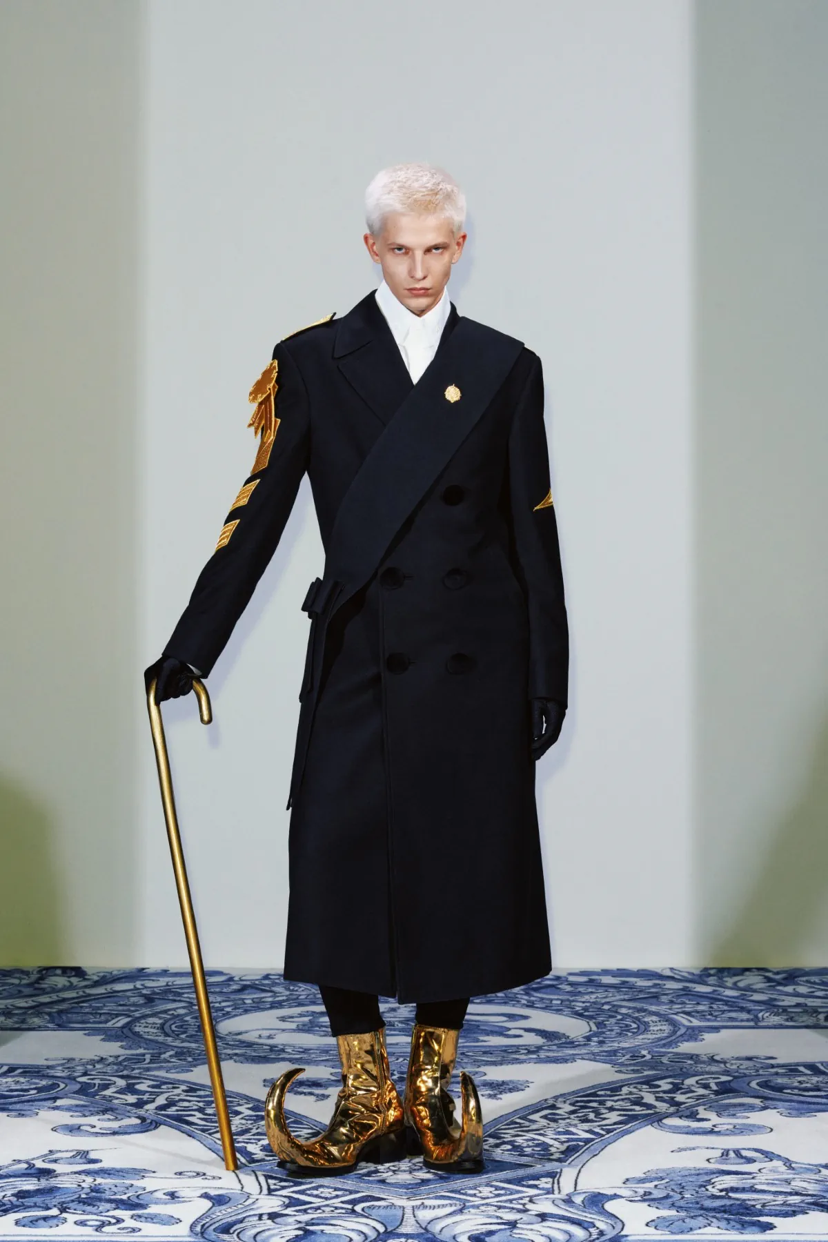 La collection Xander Zhou printemps 2025 allie l'élégance historique au flair futuriste