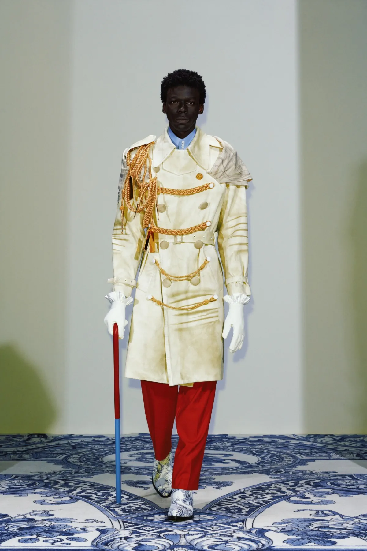 La collection Xander Zhou printemps 2025 allie l'élégance historique au flair futuriste