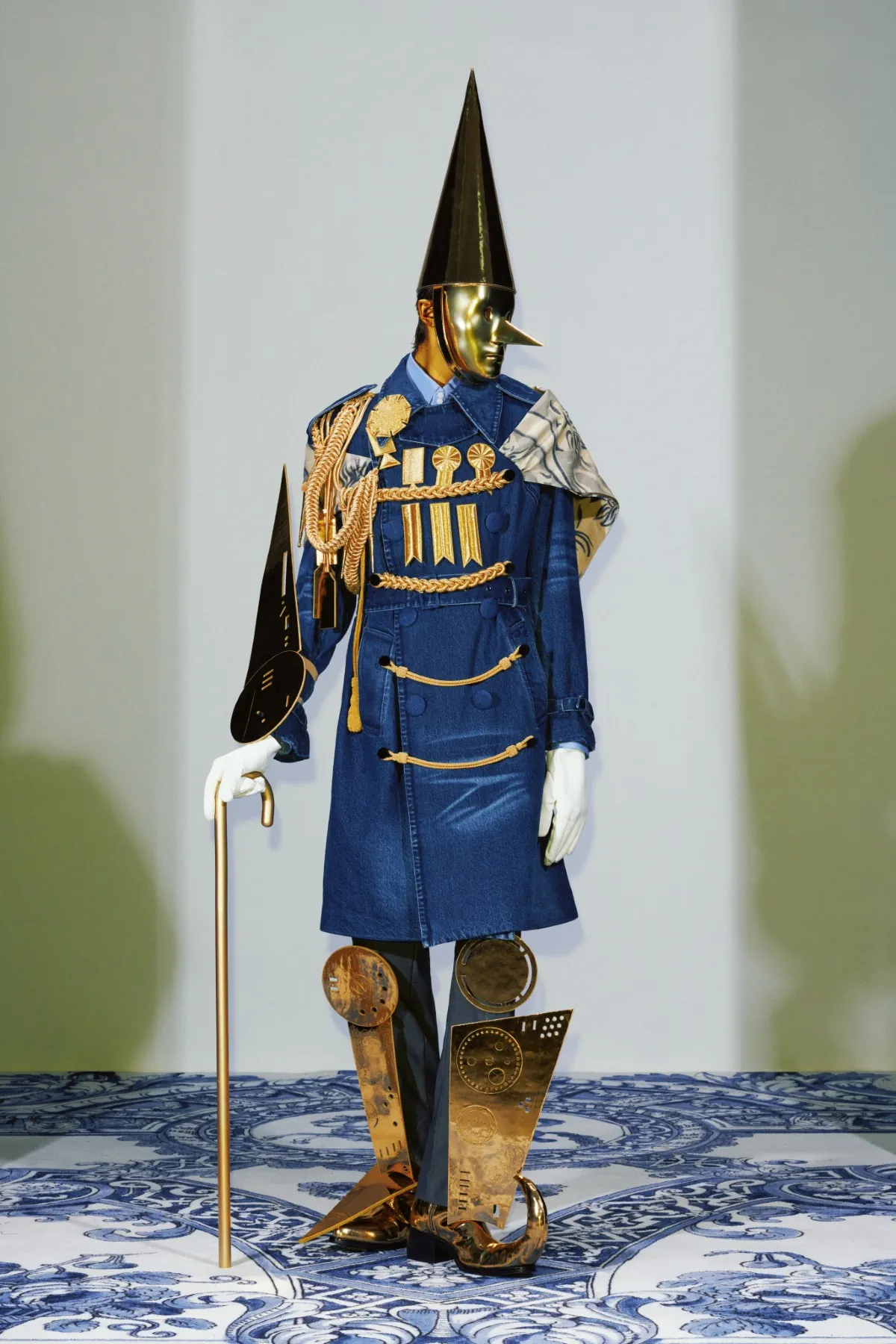 La collection Xander Zhou printemps 2025 allie l'élégance historique au flair futuriste