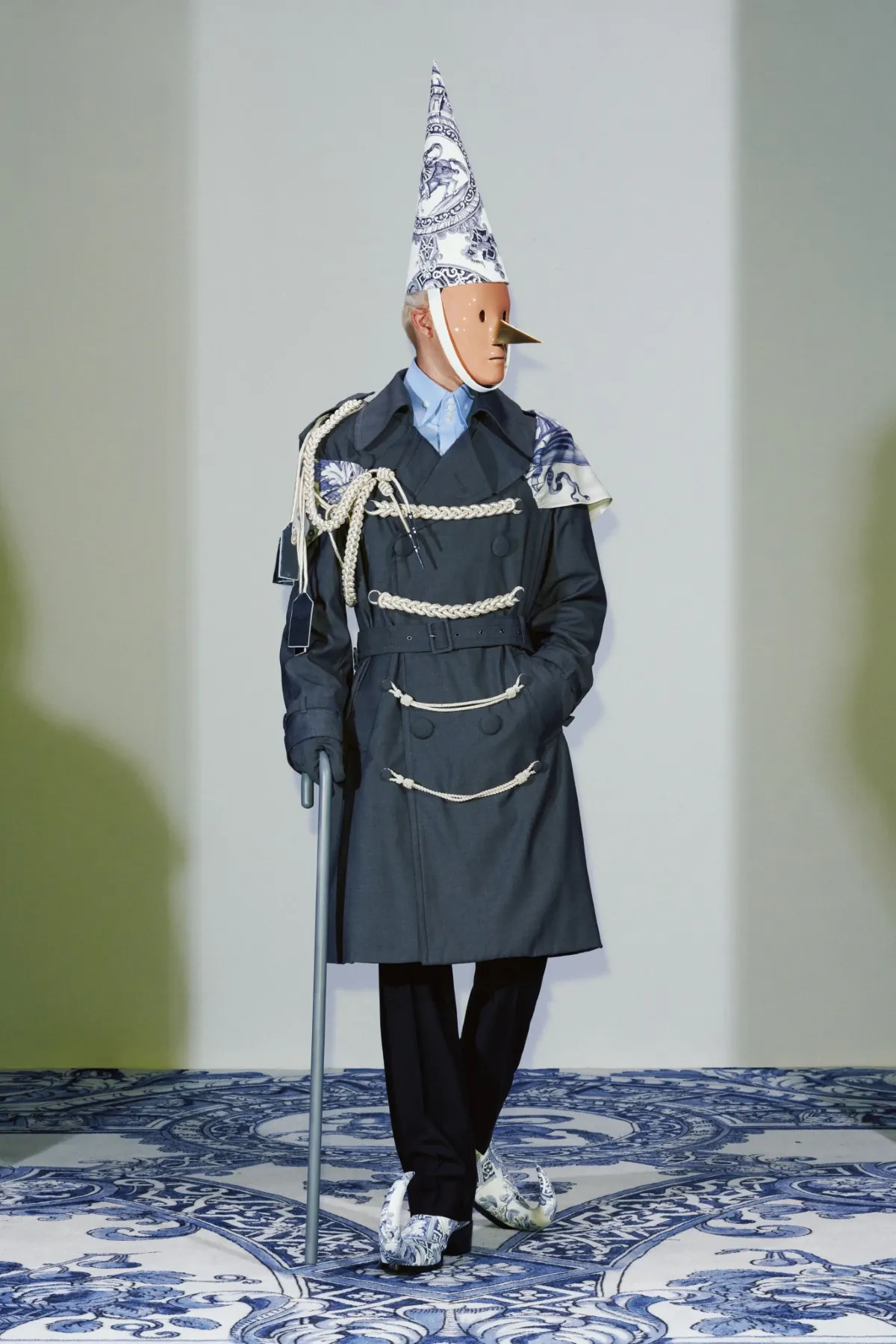 La collection Xander Zhou printemps 2025 allie l'élégance historique au flair futuriste