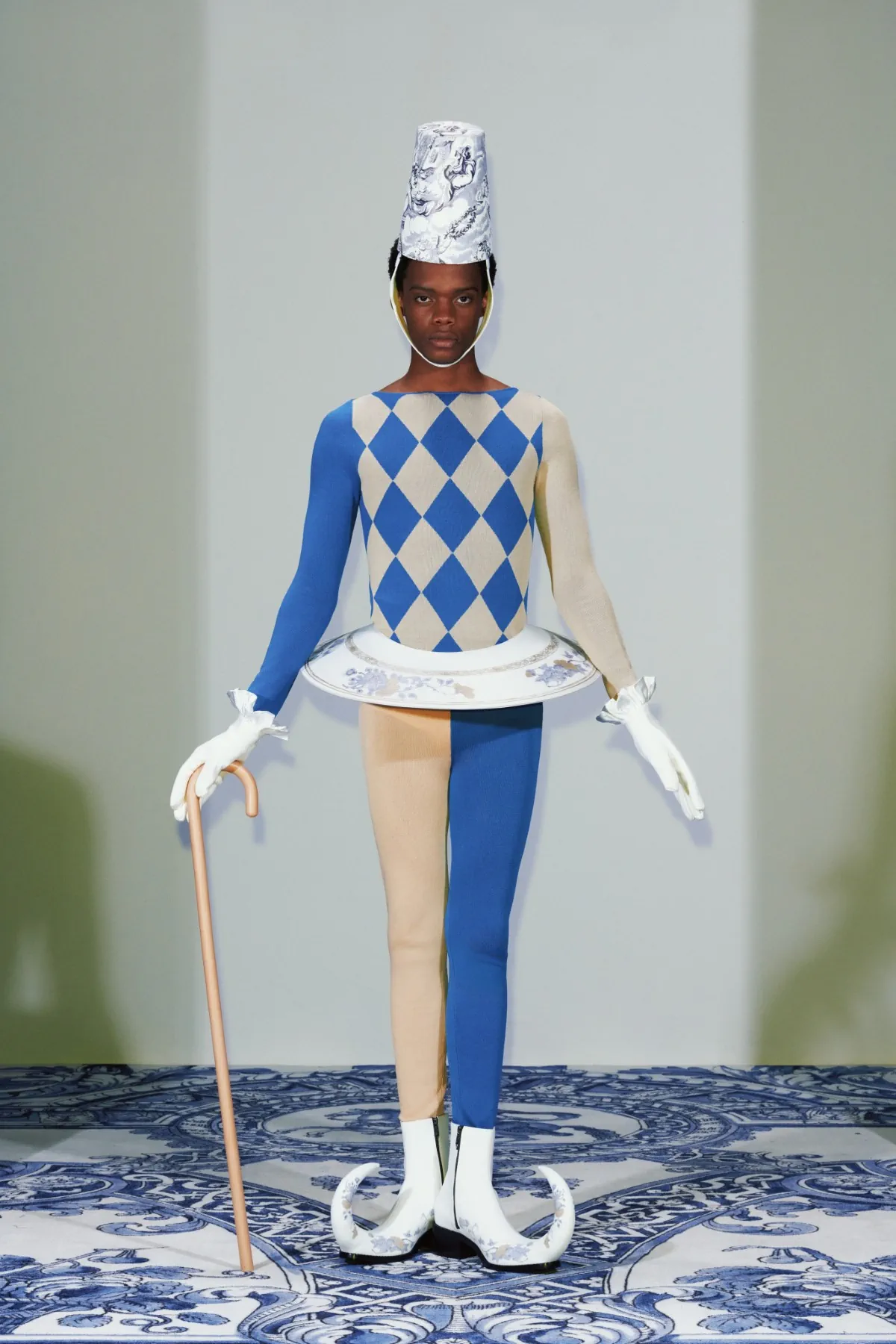 La collection Xander Zhou printemps 2025 allie l'élégance historique au flair futuriste