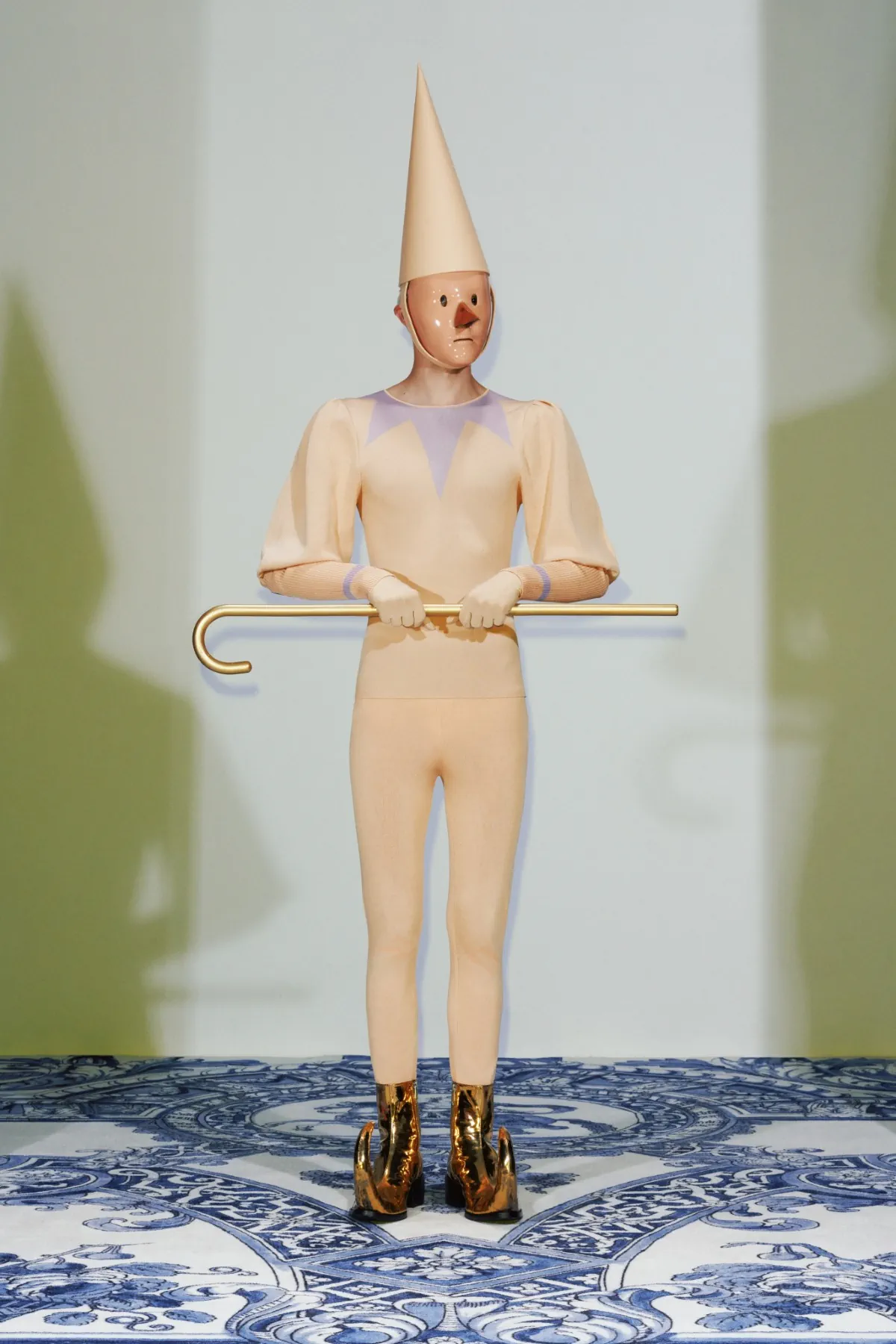 La collection Xander Zhou printemps 2025 allie l'élégance historique au flair futuriste