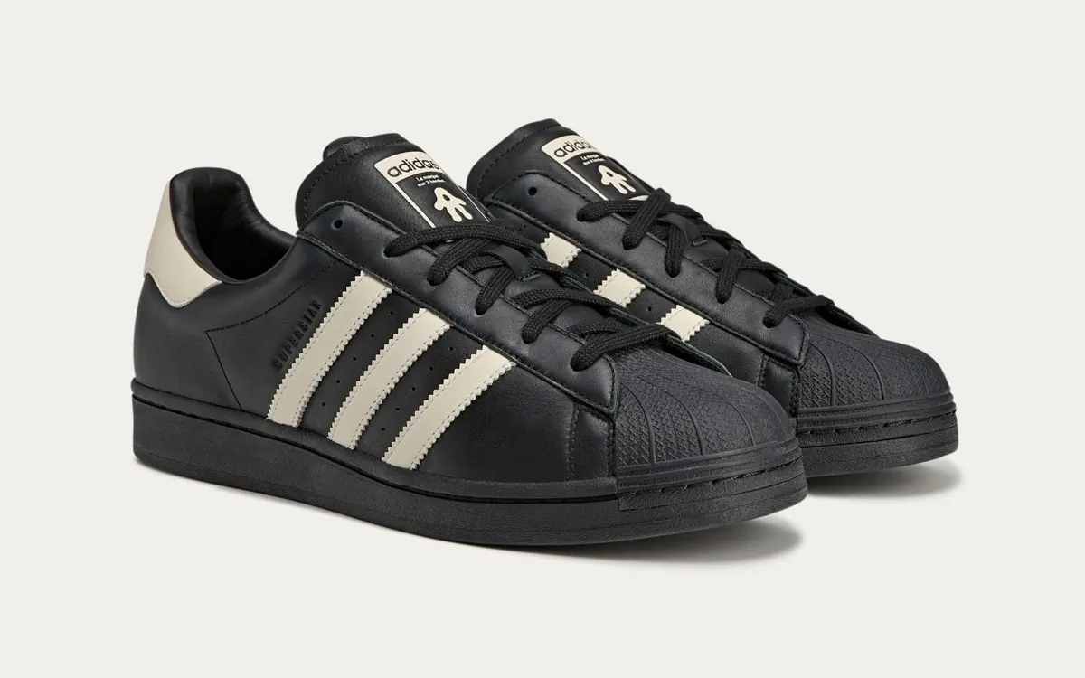 AVAVAV réinvente la adidas Superstar avec un design aux doigts audacieux