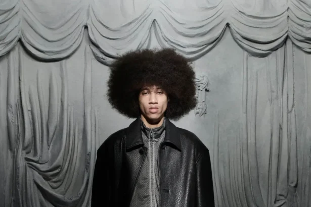 La collection Croisière 2025 d’Alexander Wang donne vie à la mode de l'ère numérique