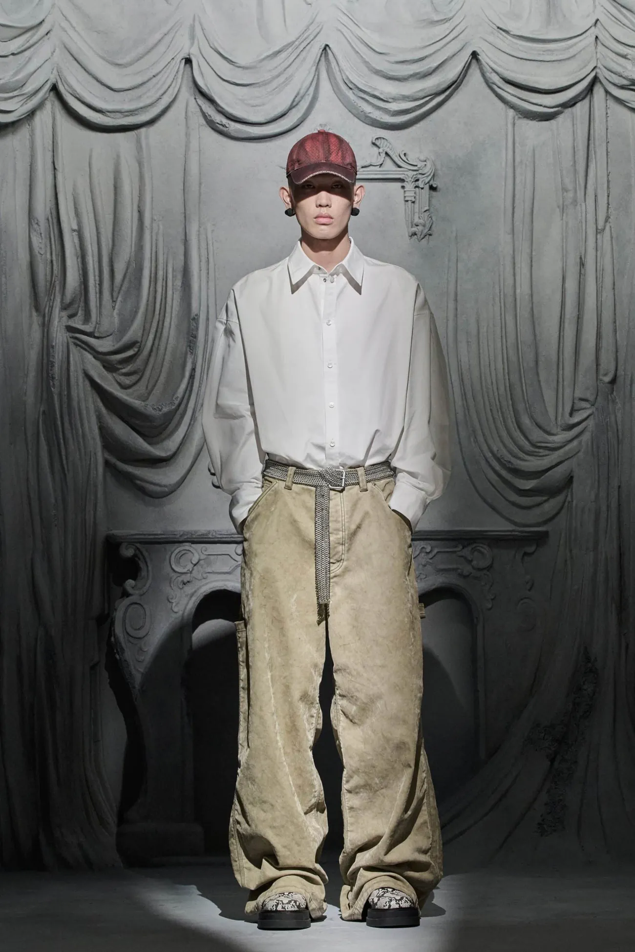 La collection Croisière 2025 d’Alexander Wang donne vie à la mode de l'ère numérique