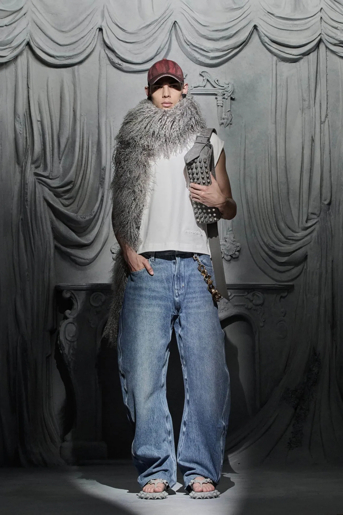 La collection Croisière 2025 d’Alexander Wang donne vie à la mode de l'ère numérique