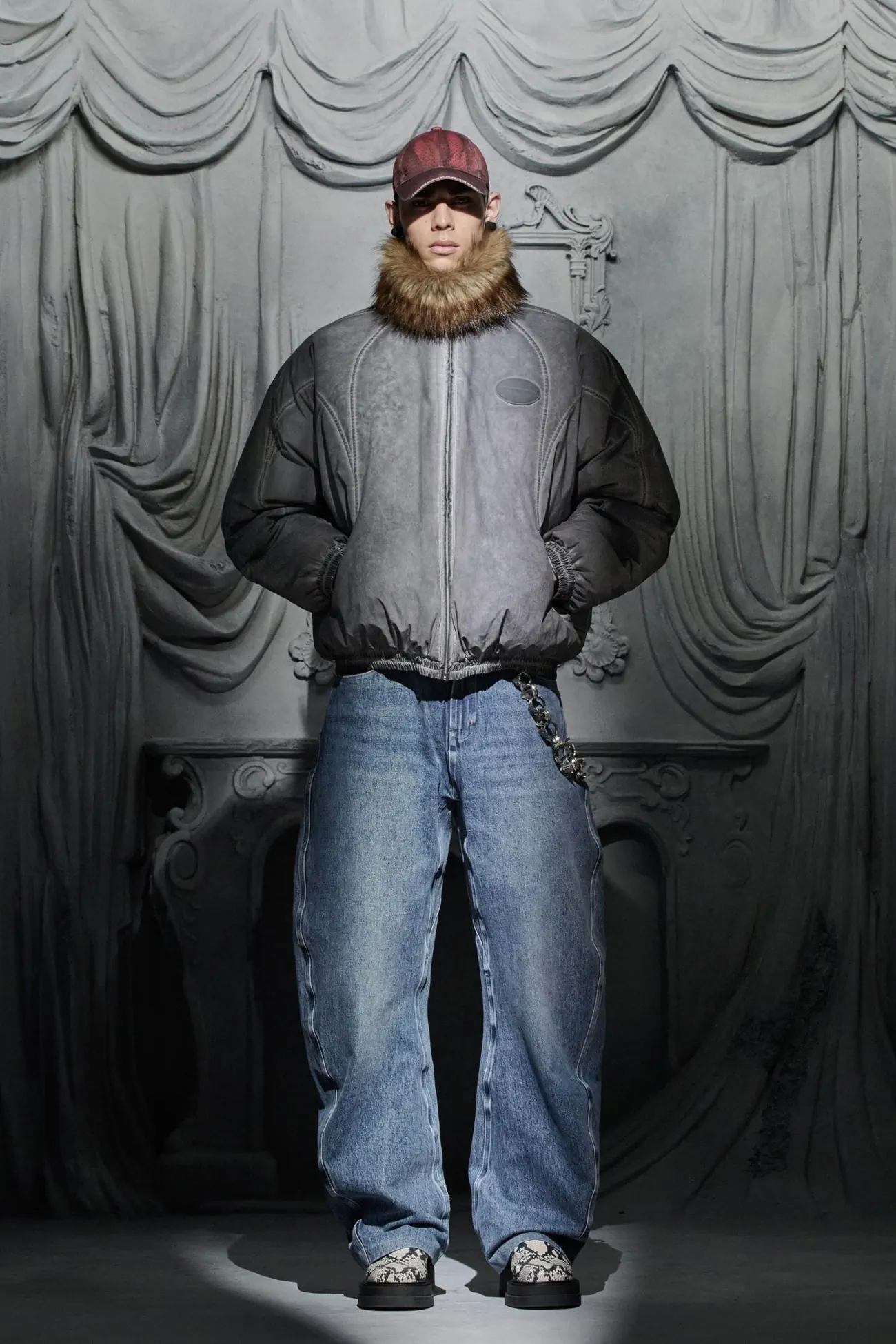 La collection Croisière 2025 d’Alexander Wang donne vie à la mode de l'ère numérique