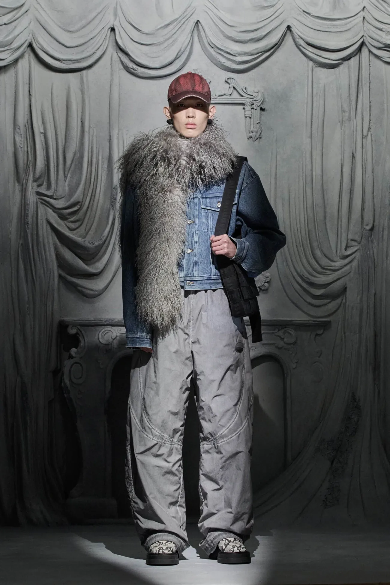 La collection Croisière 2025 d’Alexander Wang donne vie à la mode de l'ère numérique