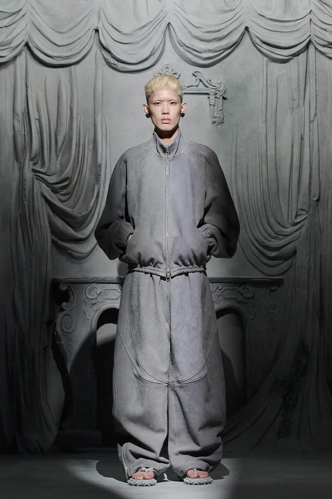 La collection Croisière 2025 d’Alexander Wang donne vie à la mode de l'ère numérique