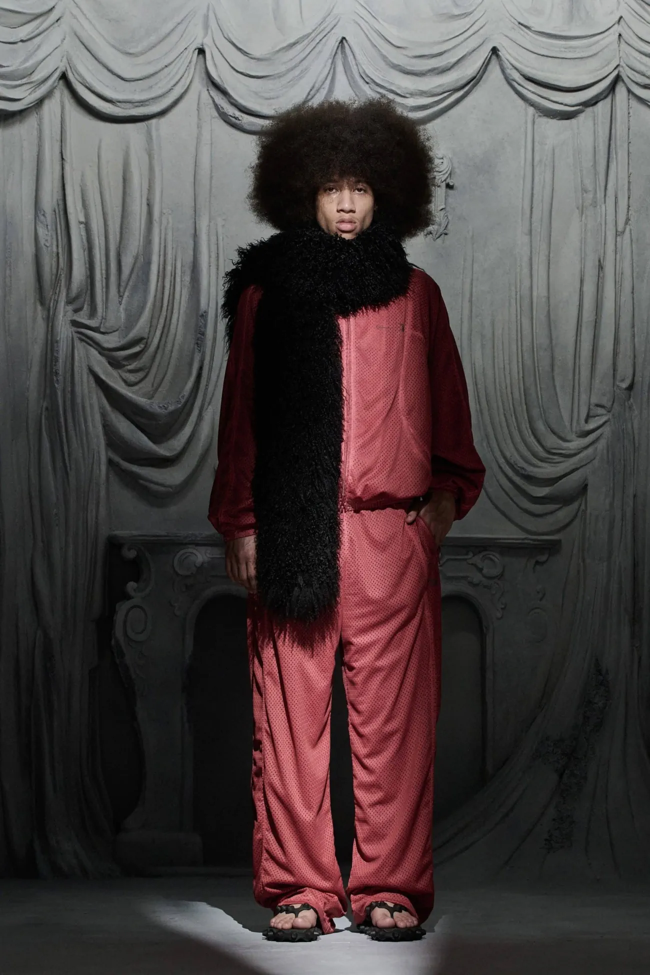 La collection Croisière 2025 d’Alexander Wang donne vie à la mode de l'ère numérique