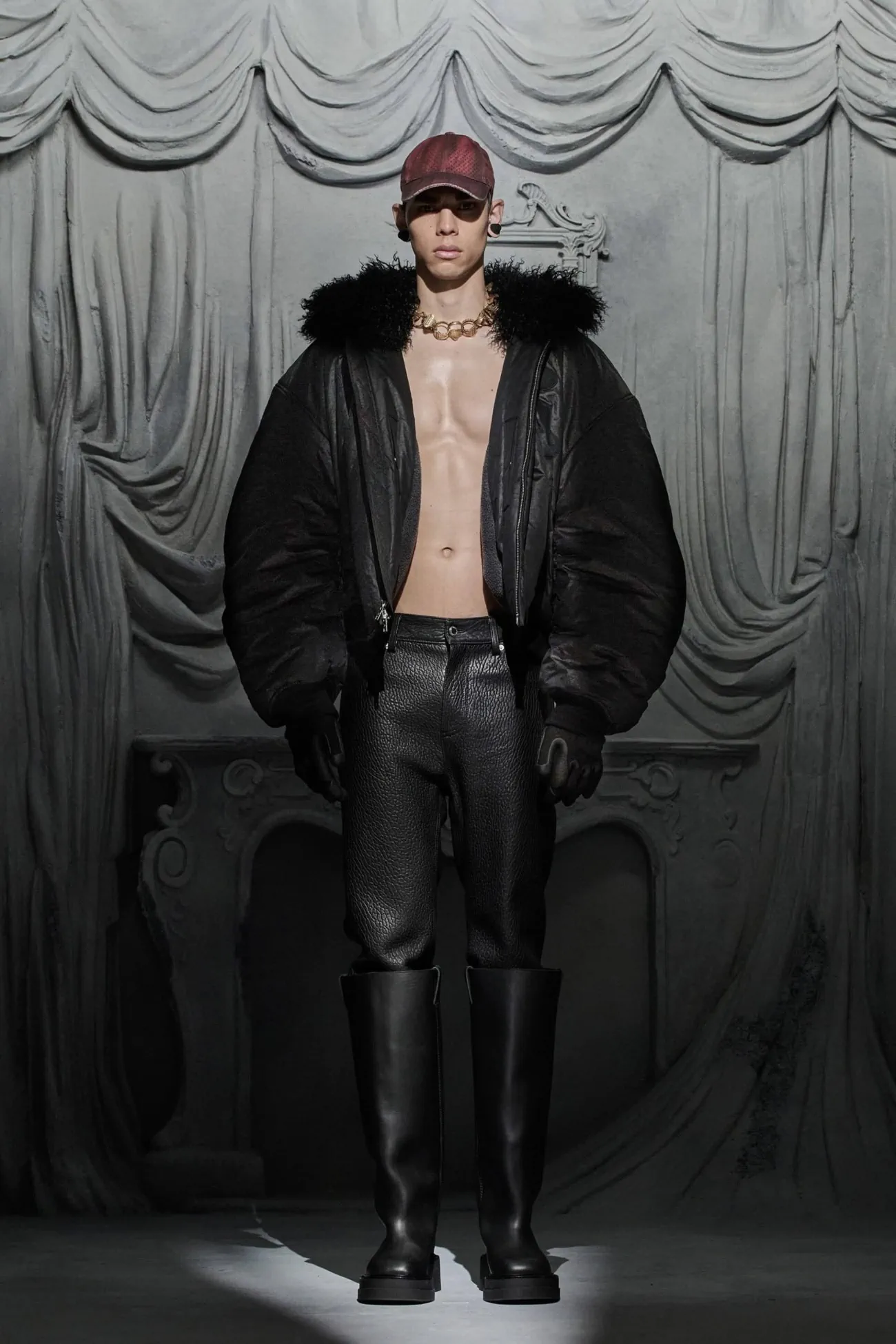 La collection Croisière 2025 d’Alexander Wang donne vie à la mode de l'ère numérique