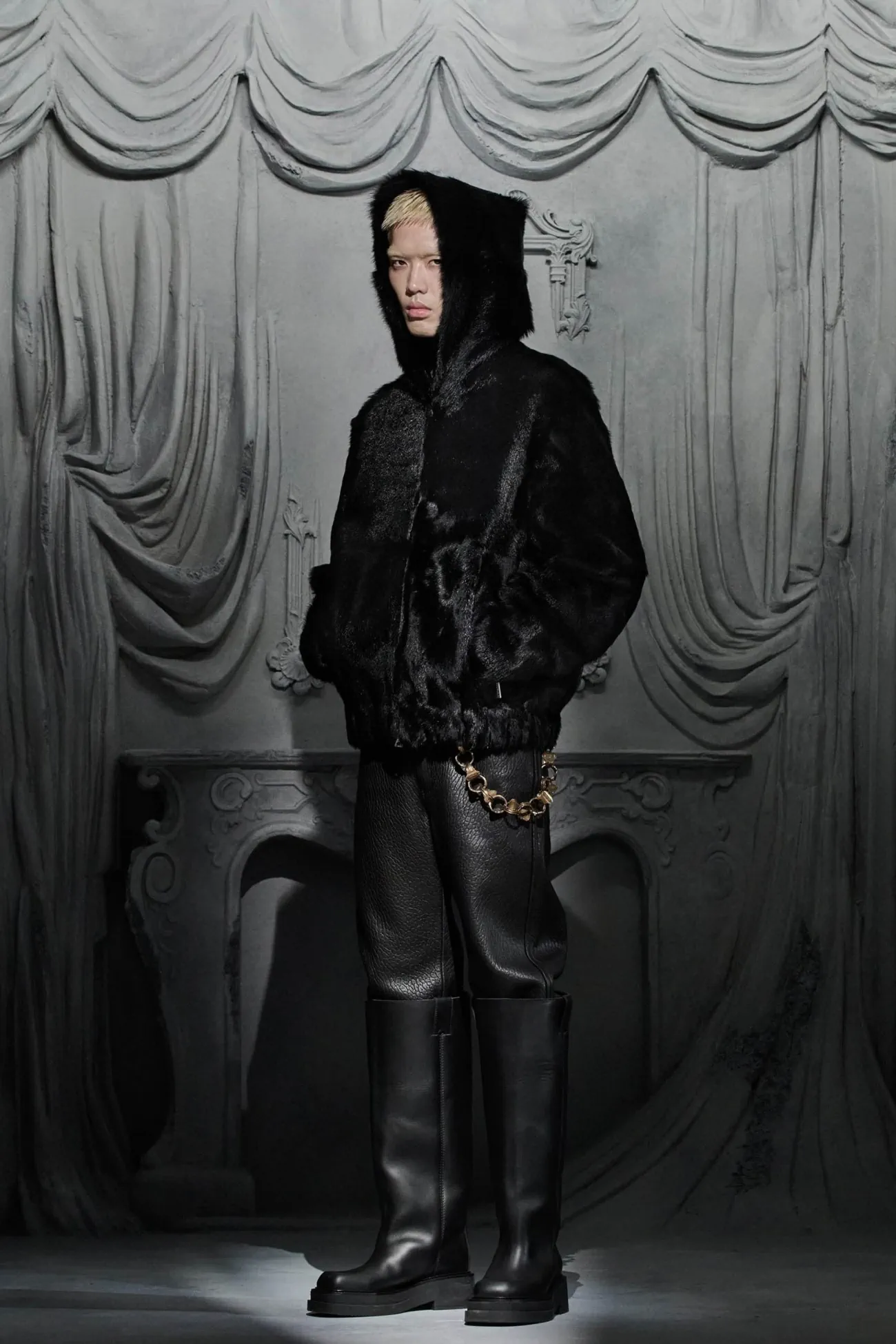 La collection Croisière 2025 d’Alexander Wang donne vie à la mode de l'ère numérique