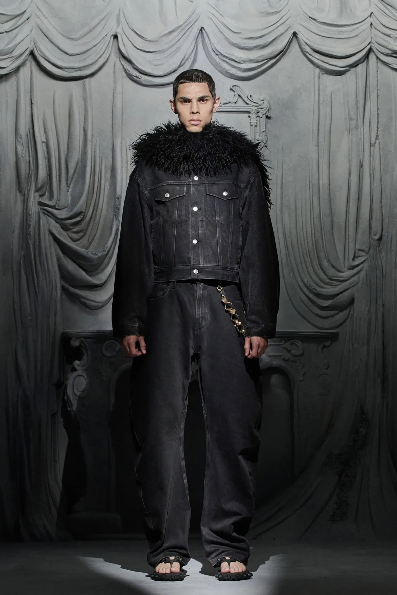 La collection Croisière 2025 d’Alexander Wang donne vie à la mode de l'ère numérique