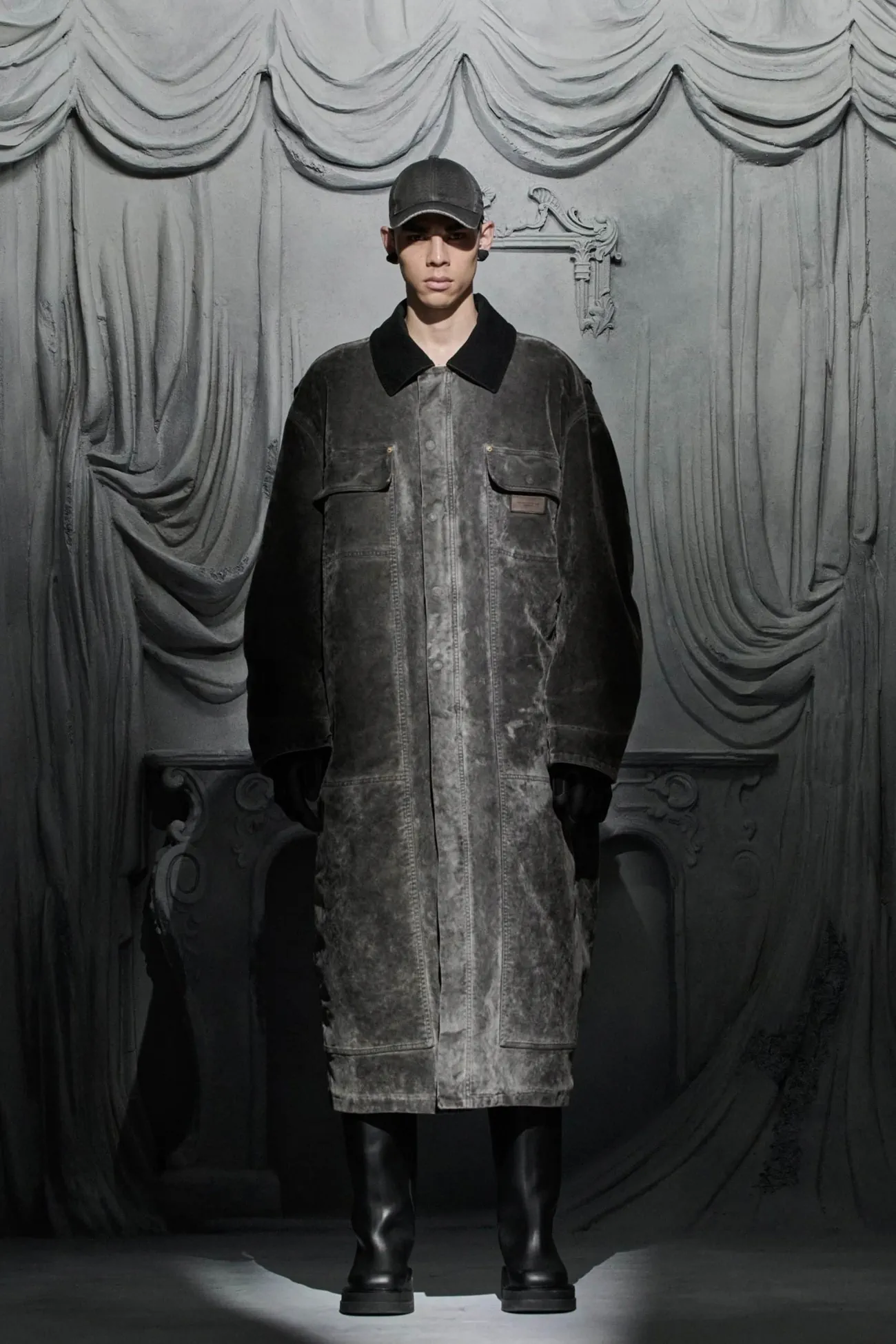 La collection Croisière 2025 d’Alexander Wang donne vie à la mode de l'ère numérique