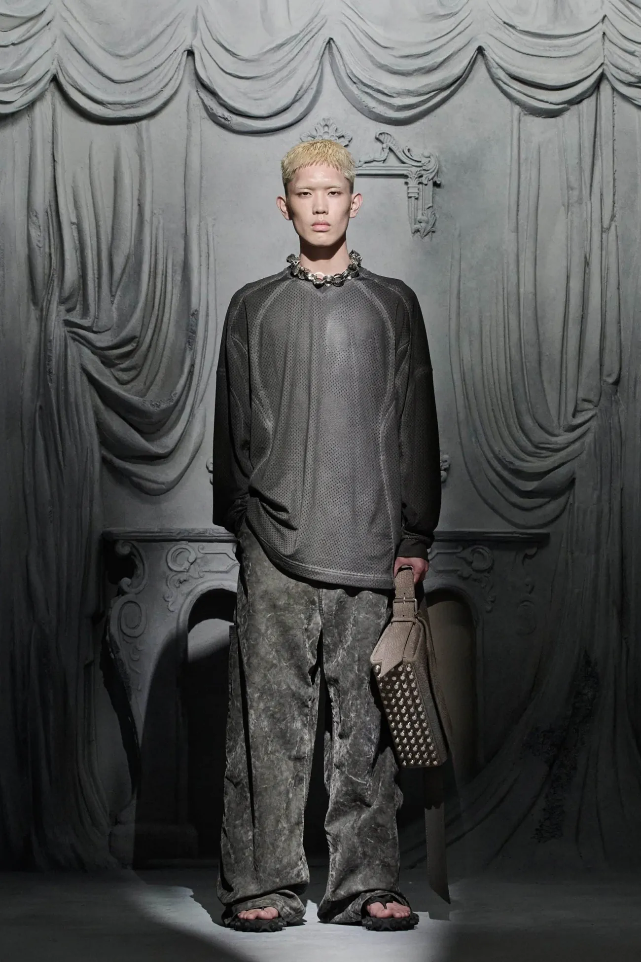 La collection Croisière 2025 d’Alexander Wang donne vie à la mode de l'ère numérique