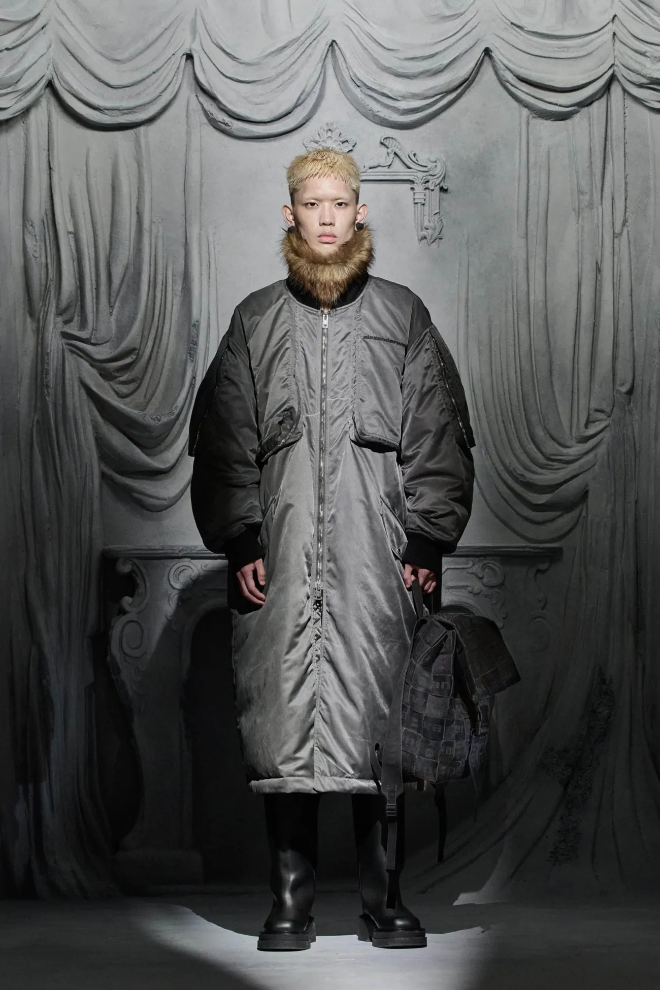 La collection Croisière 2025 d’Alexander Wang donne vie à la mode de l'ère numérique